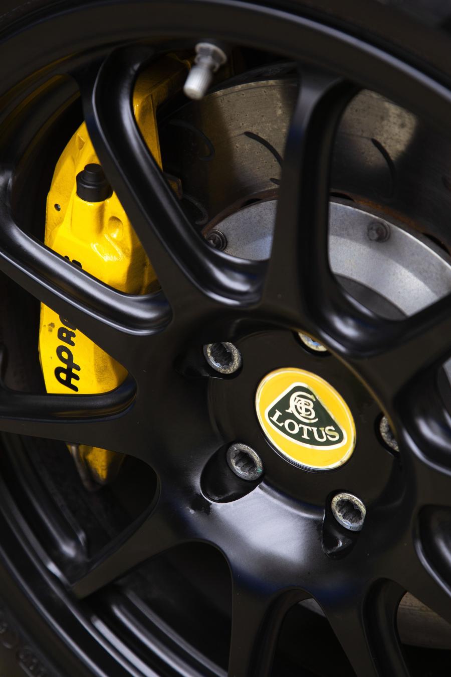 Колеса Lotus Elise Cup 250 2017 года  (UK) (фото 35 из 46)